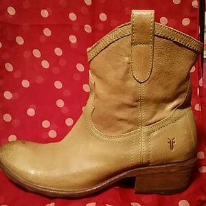 Frye Carson Shorties♡for a steal!